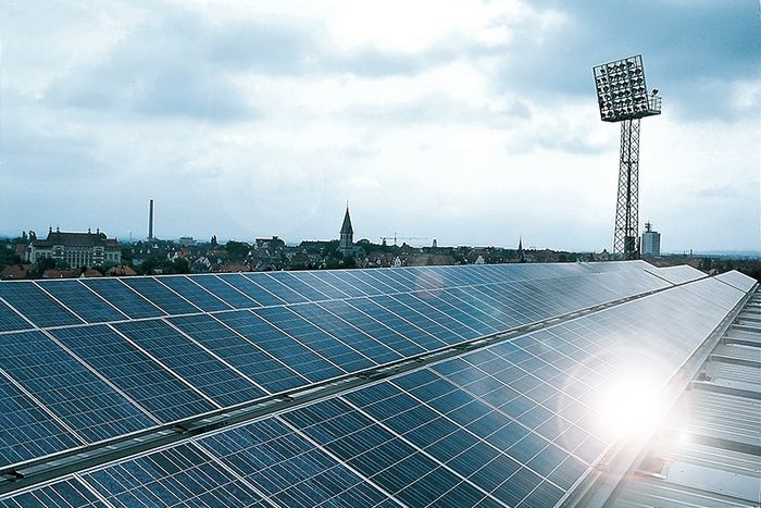Das Foto zeigt die Photovoltaikanlage auf dem Dach der Schüco-Arena. Das Foto ist von Veit Mette.