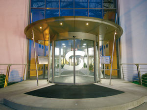 Eingang Kundenzentrum Historische Turbinenhalle | Foto: Studio Toelle