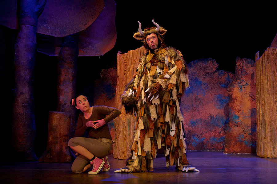 Eine Schauspielerin und ein Schauspieler stehen auf einer Bühne.