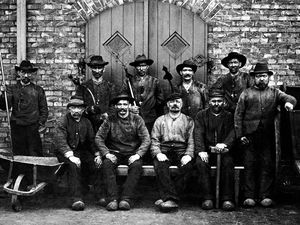 Gaswerkarbeiter um 1900 | Foto: Stadtwerke Bielefeld