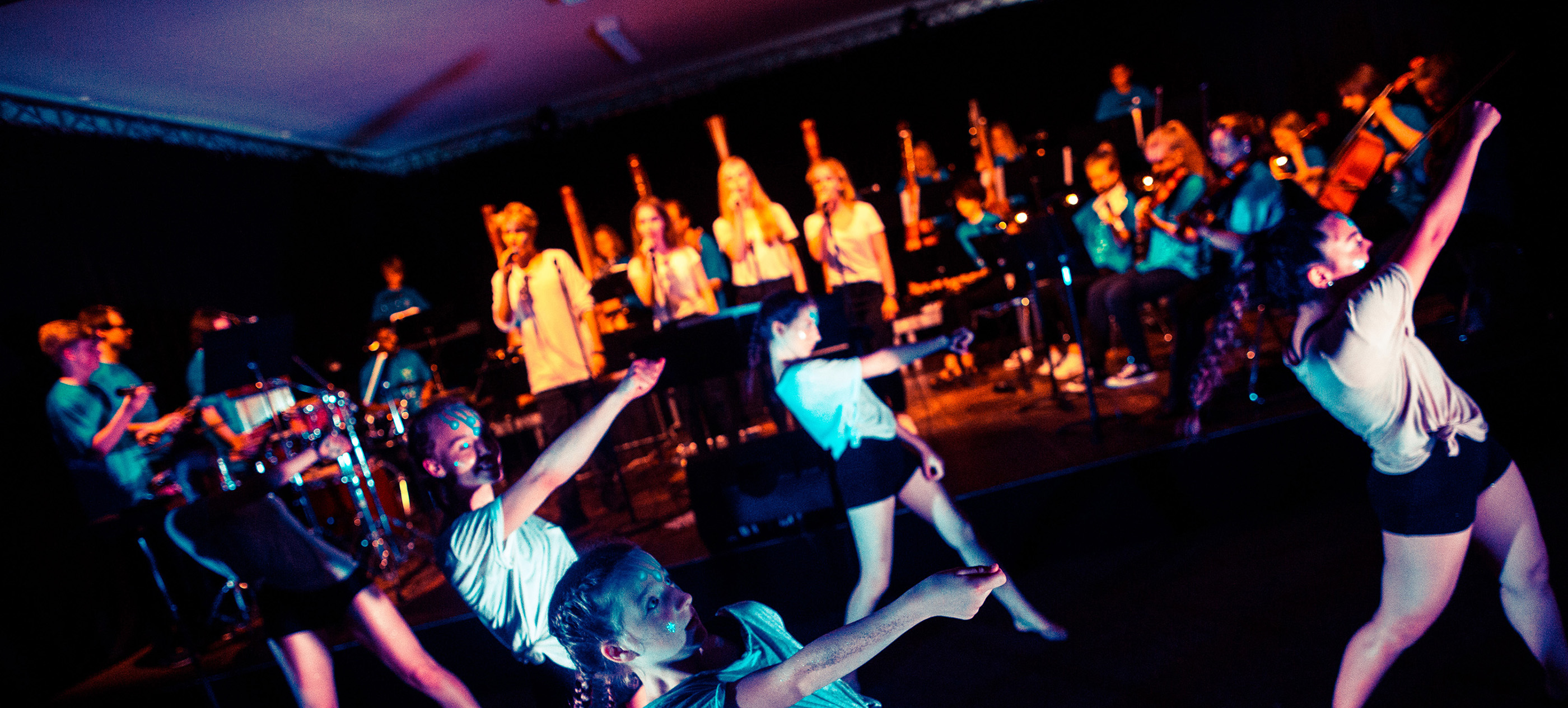 Singende und tanzende Jugendliche des Projekt-Ensemble GOTA.