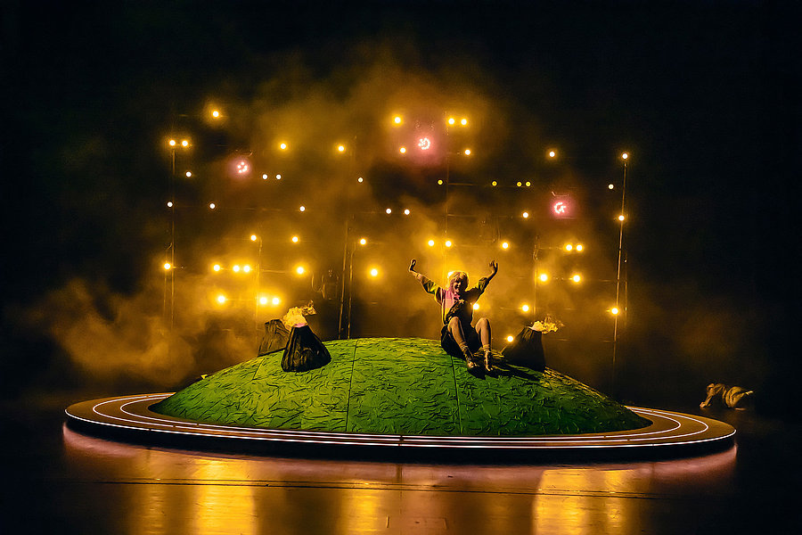 Eine Schauspielerin auf einer Bühne.