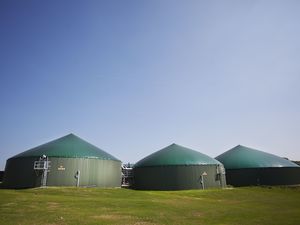 Behälter bei der Biogasanlage | Foto: Veit Mette